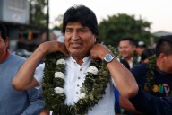 Morales se mueve blindado por sus seguidores pese a orden de captura en jornada electoral