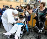 León XIV come con personas que viven en pobreza