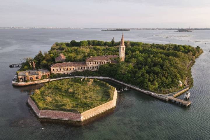 Poveglia. Fue tildada "la isla maldita" de Italia, estuvo cerrada por décadas y ahora tiene un proyecto para poder visitarla