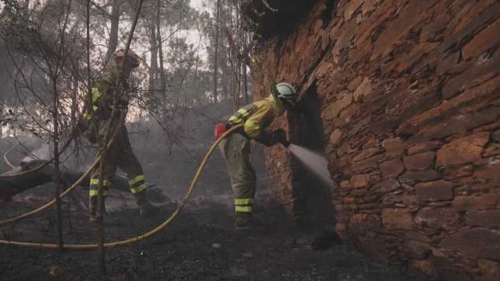 Catro bombeiros sofren queimaduras, un deles graves, nos incendios do luns en Galicia