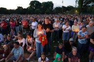Cientos de personas acuden a vigilias por las víctimas del tiroteo escolar en Mineápolis