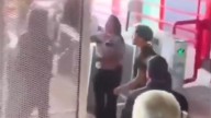 ¡Hay Tiro!: mujer guardia de seguridad se da de golpes con pasajero en estación de Metro