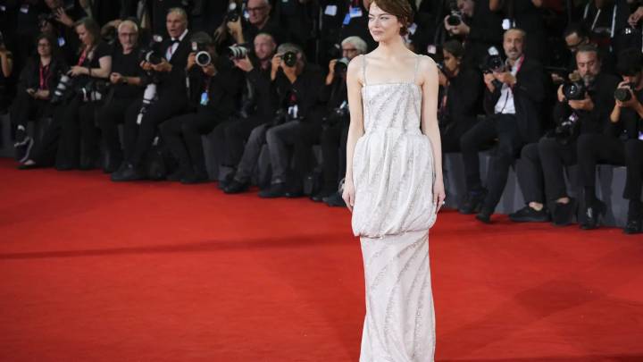 Emma Stone, todo brillo en la alfombra roja de Venecia
