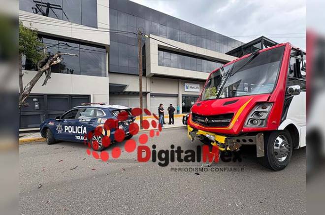 Camión de pasajeros choca contra patrulla municipal en centro de #Toluca