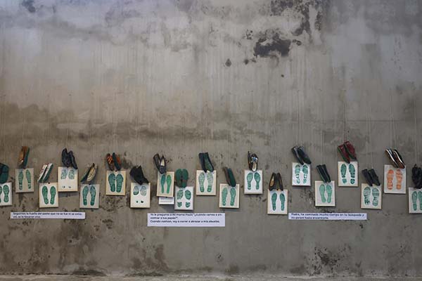 Con ‘huellas’ de zapatos, visibilizan desapariciones en México
