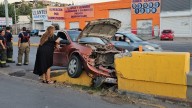 Conductora impacta su vehículo contra muro de contención en el bulevar Fuentes Mares