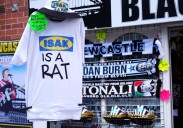 «Isak es una rata»: La camiseta que se vende a las afueras del estadio del Newcastle
