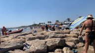 Mor un home de 82 anys després de patir un infart mentres es banyava en la platja de Port Saplatja