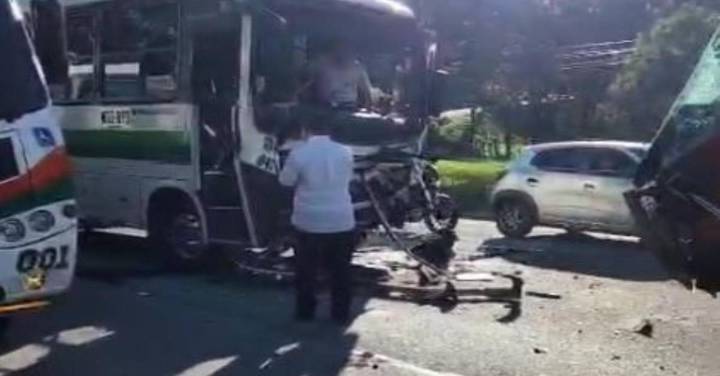 Accidente entre bus y camión recolector en Girardota dejó varios heridos
