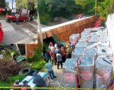 Rapiñan refrigeradores tras volcadura de tráiler en la México