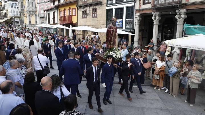 Alfonso López hace la ofrenda a San Agustín: "Me voy de San Nicolás, pero no de Avilés"