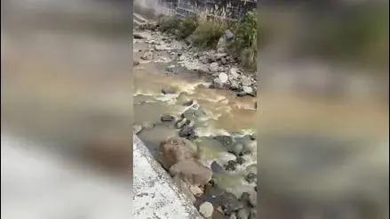 Huarochirí: reportan derrame de petróleo en el río Rímac tras vuelco de camión cisterna