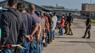 Estados Unidos manda 14 presos mexicanos a México