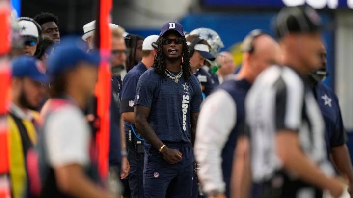 CeeDee Lamb takes big hit from sprinting official while WR is in street clothes on the sideline