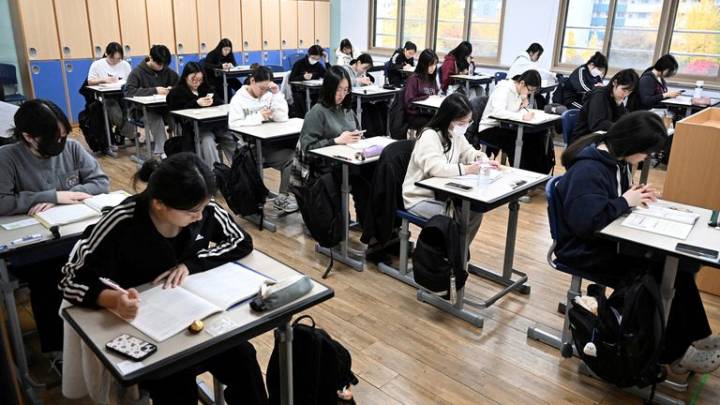 South Korea to ban mobile phones in school classrooms