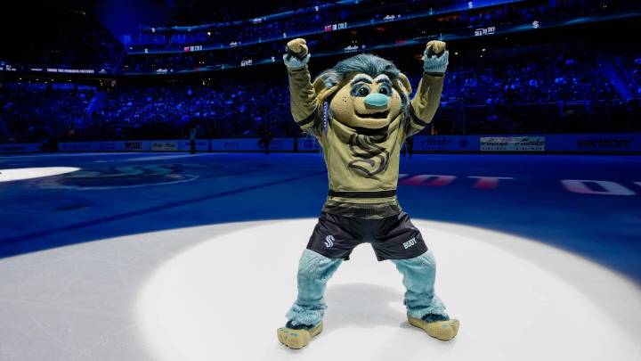 Video captures moment Seattle Kraken mascot is chased by bear