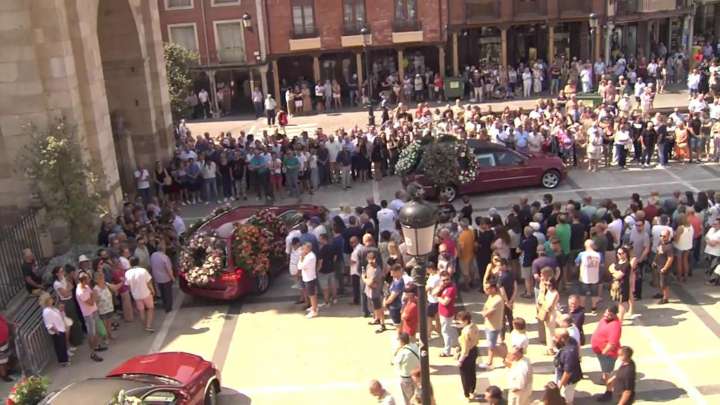 Dolor en el funeral de Abel Ramos, de 35 años, el brigadista voluntario que murió por ayudar a sus vecinos ante el fuego