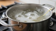 No tires el agua de las pastas: cuál es el uso que podés darle en el jardín