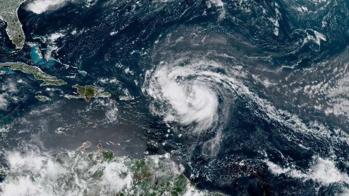 El huracán Erin se intensifica a tormenta de categoría 4 a medida que se acerca al Caribe