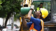 Trabajar en Zaragoza a pleno sol y con 40 grados: "Es inviable en estas condiciones. Hay momentos en los que te llegas a marear"