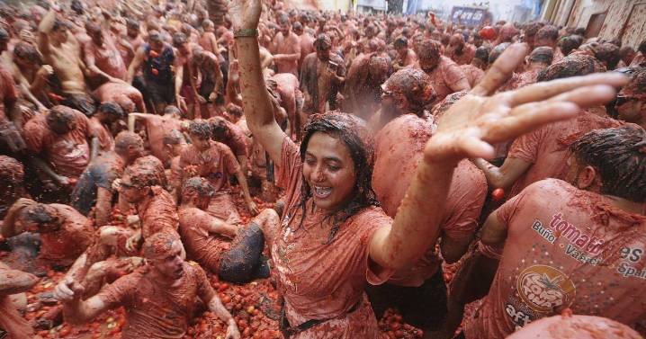 Spain tomato fight: Overripe tomatoes used in Tomatina fight