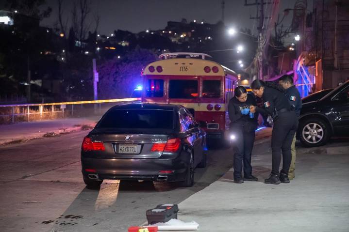 Ataque a balazos deja herido a hombre dentro de su auto en Camino Verde