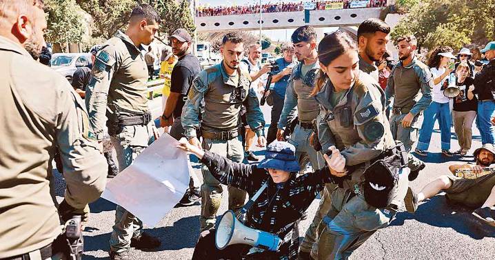 Israelíes bloquean calles como protesta