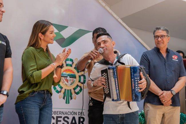 Gobierno del Cesar entregó 20 acordeones al rey vallenato Iván Zuleta para niños de escasos recursos