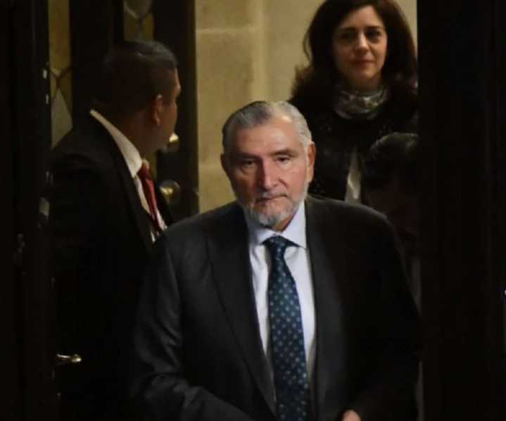 Adán Augusto evade aclarar si dejará la coordinación de Morena en el Senado por una embajada