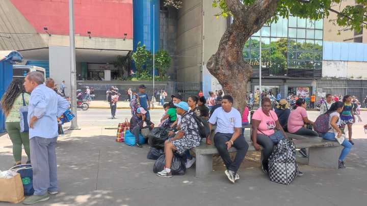 Buhoneros de La Hoyada exigen respuestas de la alcaldía de Libertador para su reubicación