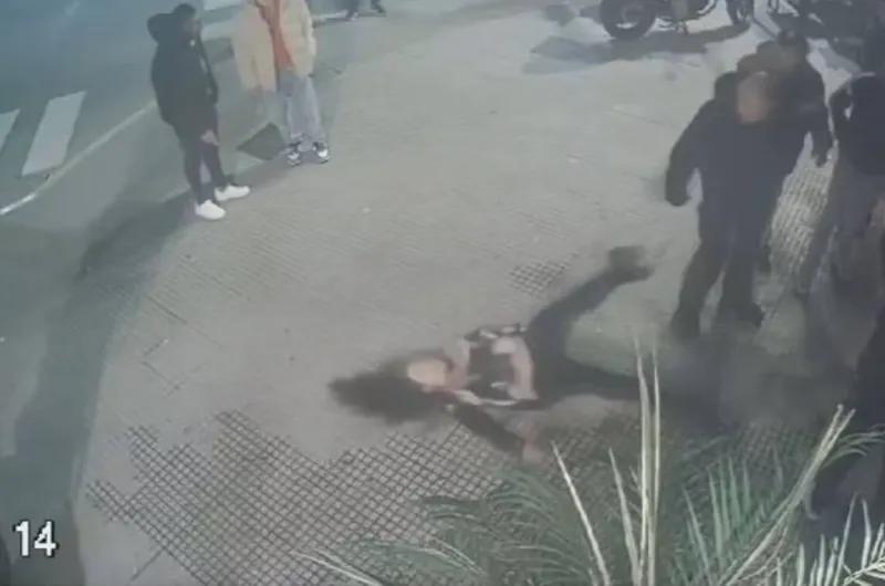 Fue a una fiesta de 15, se olvidó la campera y cuando volvió a buscarla patovicas lo noquearon