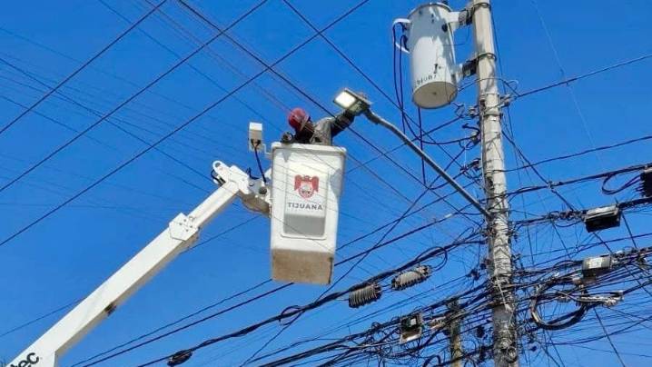 Reparan luminarias en La Presa Este para que la oscuridad no sea lugar para delincuentes