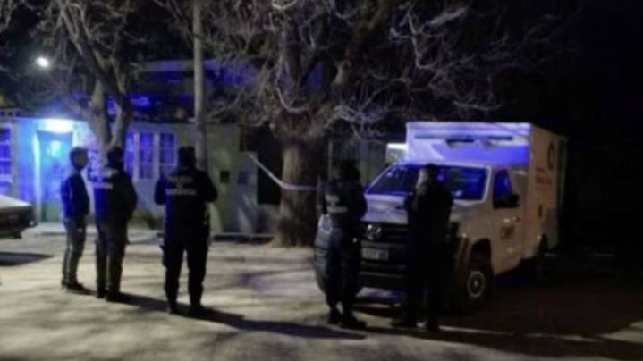 La encontraron plácidamente sentada en un charco de sangre después de haber asesinado a su hijo adolescente
