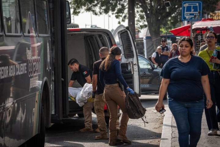 Hombre muere en camión y autoridades tardan en actuar