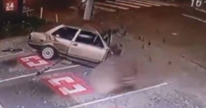 VIDEO: Auto se parte en dos en Sao Pablo tras chocar contra un poste
