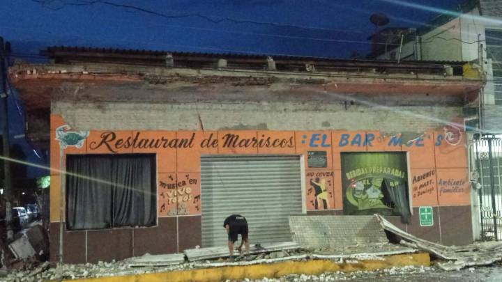 Colapsa marquesina de negocio en la avenida principal de Madero