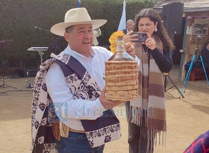 Don José Toro cumple catorce años entregando su chicha criolla para la Parada Militar
