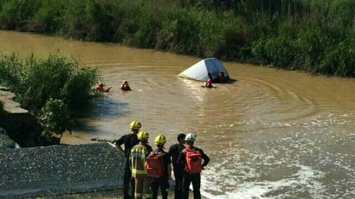 Muere un hombre al caer a un canal con su furgoneta desde un camino de tierra