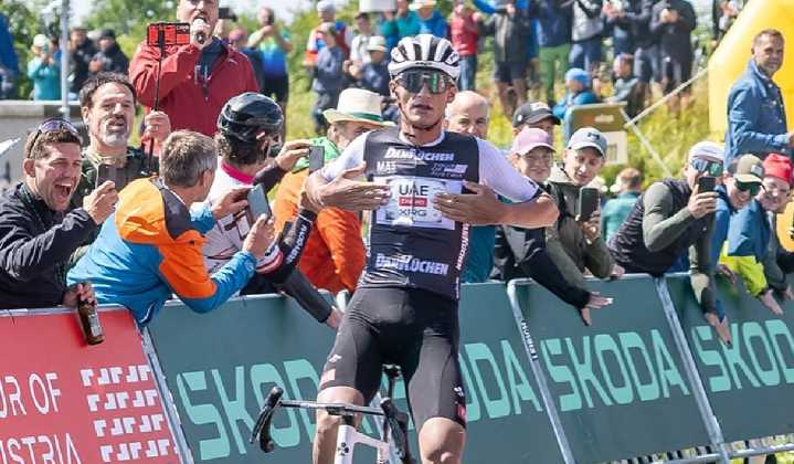 ¡No, tú no! Isaac del Toro sufre accidente y queda fuera de los primeros lugares de la Vuelta de Burgos (Video)