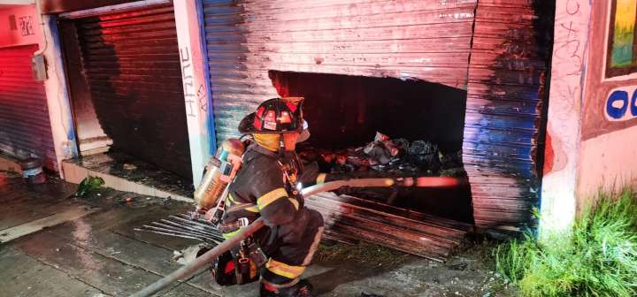 Bomberos controlan incendio en local comercial de Aguascalientes
