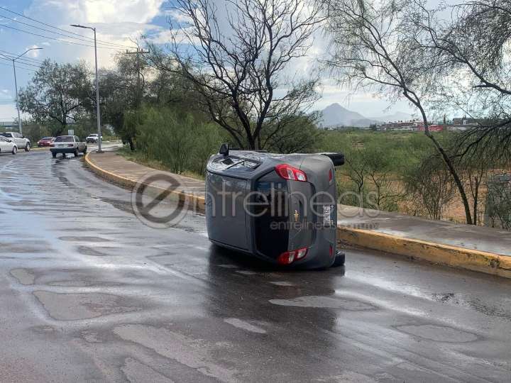 Volcadura de vehículo provoca caos vial en la Fuerza Aérea