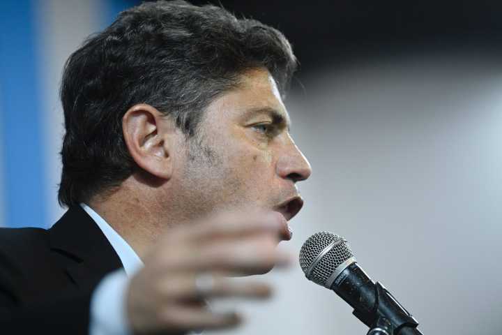 Un periodista ultra libertario volvió a difundir una fake contra Kicillof y el gobernador apuntó a Milei