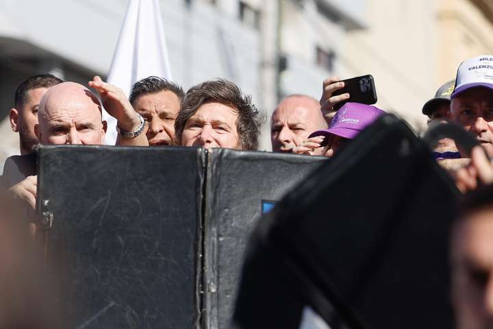 Milei describe denuncias de corrupción en su contra como "burdas operaciones difamadoras"