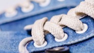 Remoja los cordones de tus zapatillas en vinagre y agua: ¿qué significa?