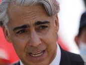 Marco Enríquez-Ominami plantea prohibición de celulares en clases y apunta contra los SLEP diciendo que tienen "mucha corrupción"