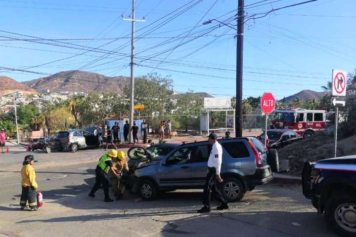 Percance entre 3 vehículos y una motocicleta en Cabo San Lucas dejó 3 lesionados