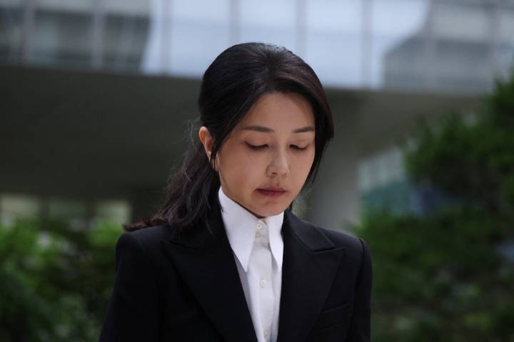 South Korean investigators seek arrest of ex