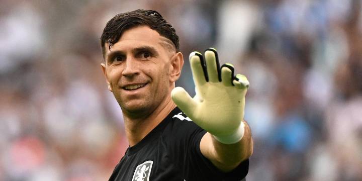 La derrota del Manchester United tras un error de su arquero podría acelerar la llegada de Dibu Martínez: el apoyo de una leyenda del club