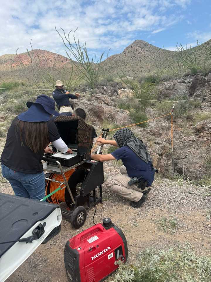 Inspeccionan tiro de mina “La Prieta” con equipo especializado