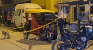 Huaycán: Sicarios asesinan a balazos joven mototaxista | VIDEO Víctima salía de comprar de una bodega cuando cuando fue atacado por sicarios en moto en Huaycán.